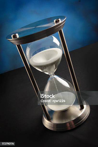 Песочные Часы — стоковые фотографии и другие картинки Песочные часы - Песочные часы, Изолированный предмет, Вертикальный