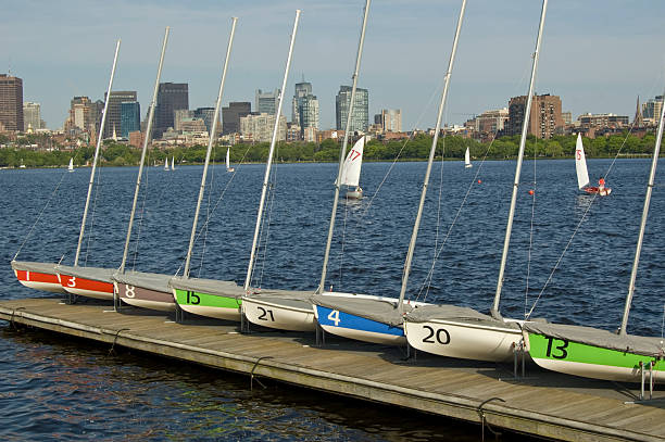 żaglowce czekać - boston charles river cambridge skyline zdjęcia i obrazy z banku zdjęć