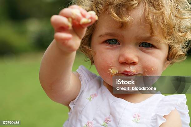 Bolo Yummy - Fotografias de stock e mais imagens de Comer - Comer, Criança pequena, Uma Pessoa