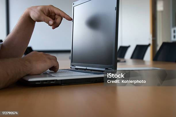 Lavorando In Una Sala Riunioni - Fotografie stock e altre immagini di Affari - Affari, Composizione orizzontale, Computer