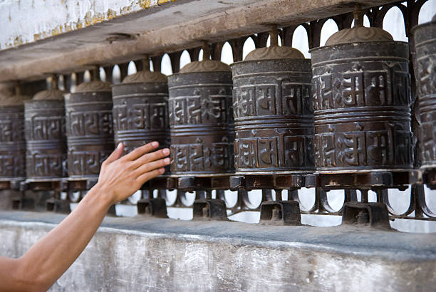 ruota ruota di preghiera buddista - prayer wheel magic traditional ceremony praying foto e immagini stock