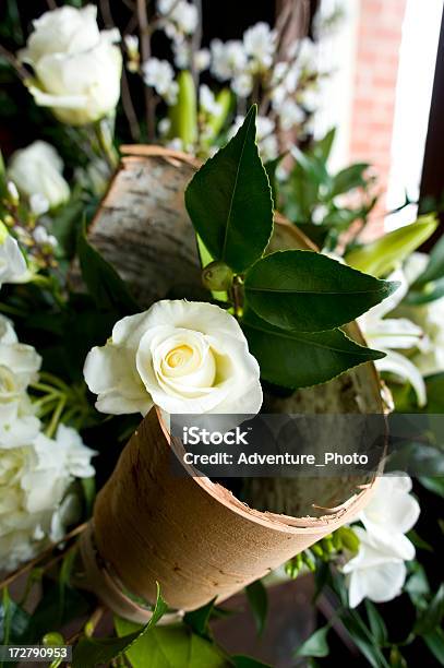 Beautful Weiße Blumen Auf Eine Hochzeitszeremonie Stockfoto und mehr Bilder von Altar - Altar, Baumrinde, Bildschärfe