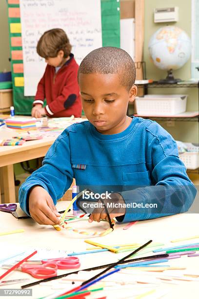 Photo libre de droit de Écolier Garçon Jouant banque d'images et plus d'images libres de droit de Cours de dessin - Cours de dessin, Niveau d'éducation, 6-7 ans