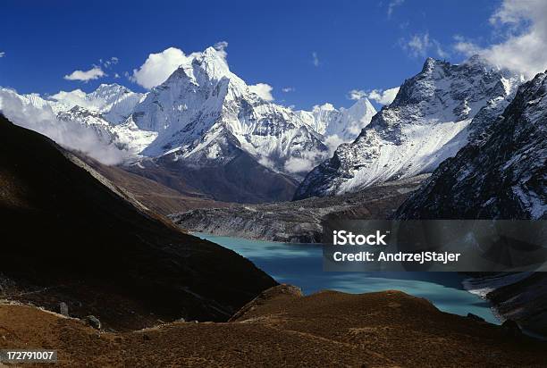 Nepal Himalaya Foto de stock y más banco de imágenes de Lago - Lago, Agua, Ama Dablam