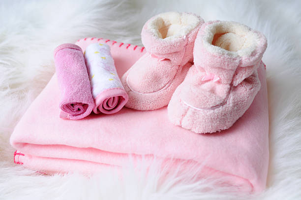 to jest dziewczyna - fuzzy pink slippers zdjęcia i obrazy z banku zdjęć