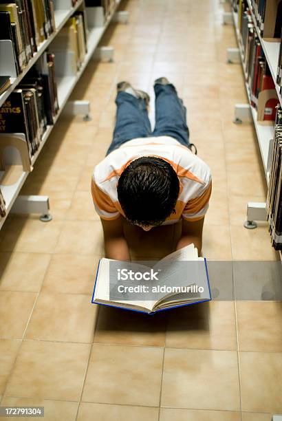 Photo libre de droit de Ados Lecture Dans La Bibliothèque banque d'images et plus d'images libres de droit de Adolescence - Adolescence, Adolescent, Adulte