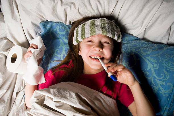 rapariga faking doença - illness faking artificial bed imagens e fotografias de stock