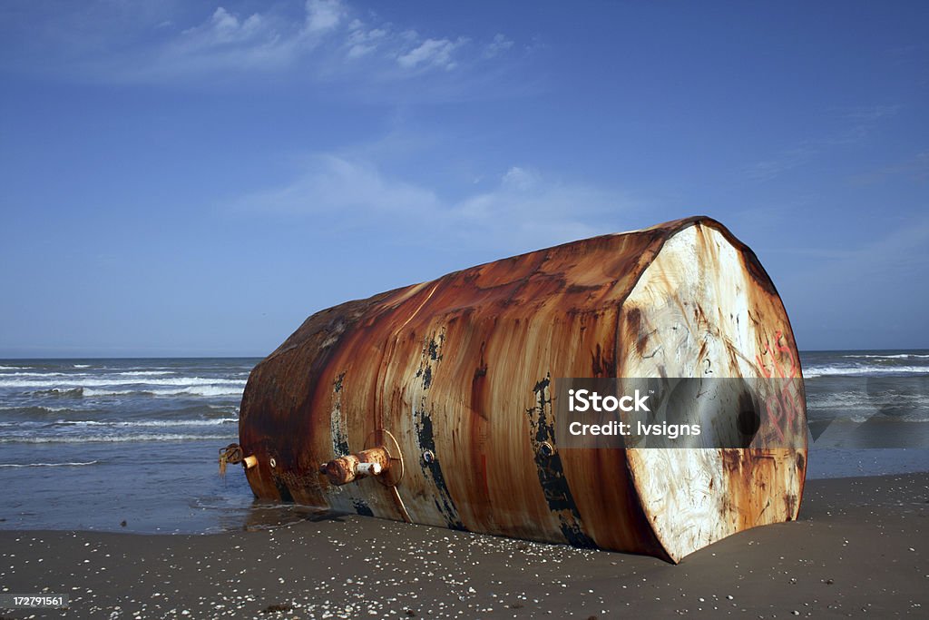 石油タンクトップにビーチ - ドラム缶のロイヤリティフリーストックフォト