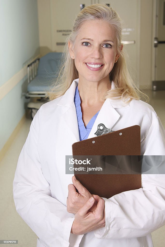 Femmina medico in ospedale corridoio 3 - Foto stock royalty-free di Accudire