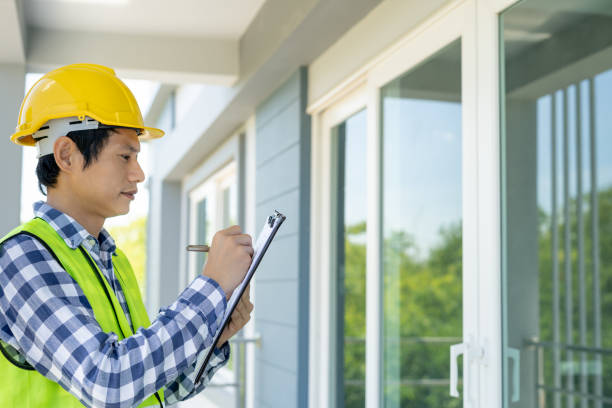 検査官またはエンジニアは、チェックリストを使用して建設および品質保証の新しい家を検査しています。エンジニア、建築家、またはコンタクタは、住宅所有者に引き渡す前に家を建てる� - house quality control examining construction ストックフォトと画像