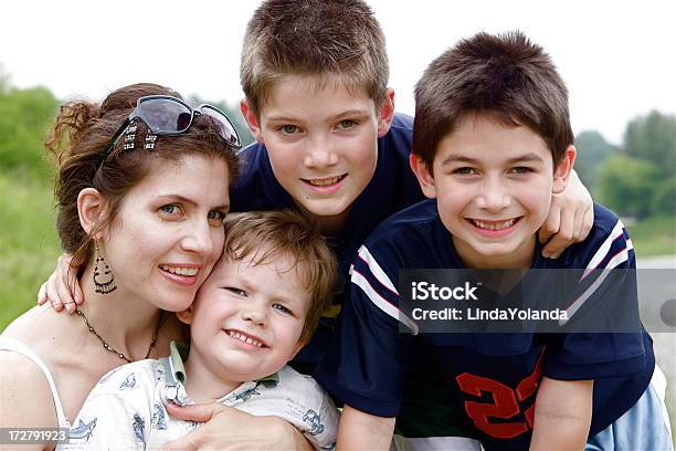 Mis Tres Hijos Foto de stock y más banco de imágenes de Familia con tres hijos - Familia con tres hijos, Madre soltera, 10-11 años