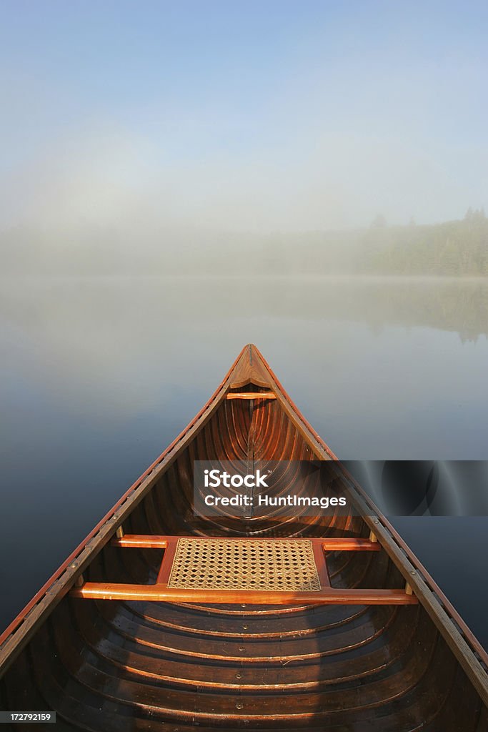 Kajak w mgle - Zbiór zdjęć royalty-free (Kanadyjka)