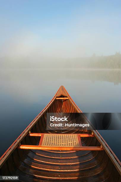 Kajak W Mgle - zdjęcia stockowe i więcej obrazów Kanadyjka - Kanadyjka, Drewno - Tworzywo, Ontario - Kanada