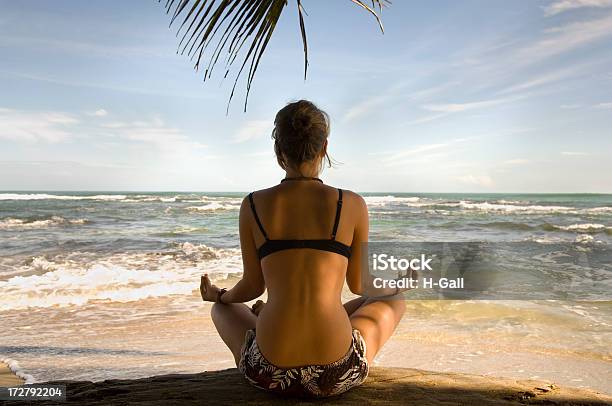 Photo libre de droit de Femme Pratiquant Yoga Sur La Plage Dans La Posture Du Lotus banque d'images et plus d'images libres de droit de Chaleur