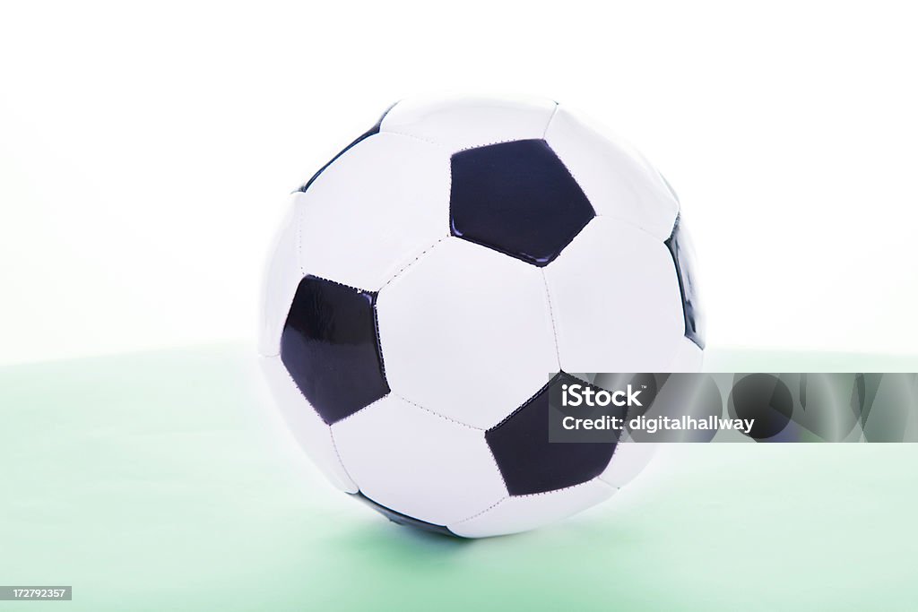 Piłka nożna na zielonej powierzchni - Zbiór zdjęć royalty-free (Bez ludzi)