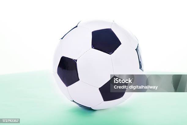 Piłka Nożna Na Zielonej Powierzchni - zdjęcia stockowe i więcej obrazów Bez ludzi - Bez ludzi, Biały, Drużyna piłki nożnej