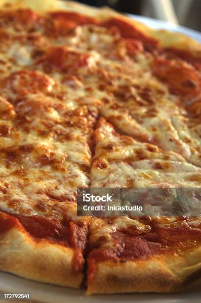 Pizza Foto de stock y más banco de imágenes de Alimento - Alimento, Aperitivo - Plato de comida, Cena