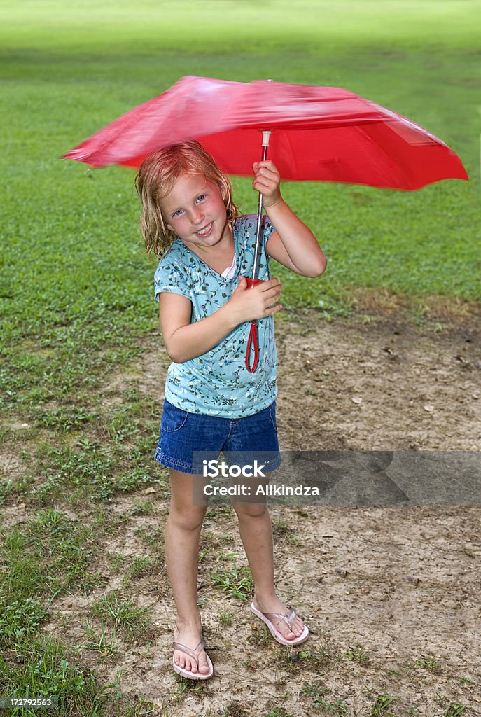 Filatura rosso ombrello - Foto stock royalty-free di Allegro