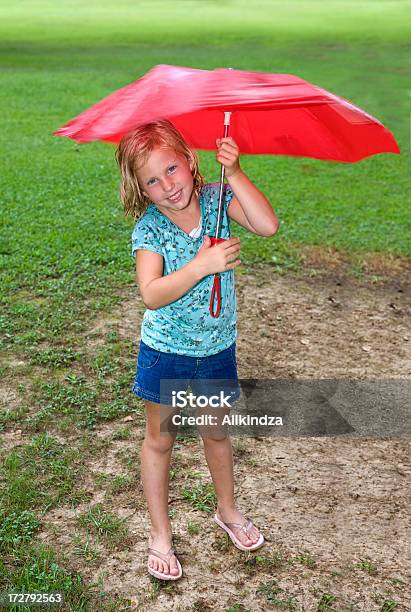 Przędzenia Parasol Czerwony - zdjęcia stockowe i więcej obrazów Blond włosy - Blond włosy, Błoto, Błękitne oczy