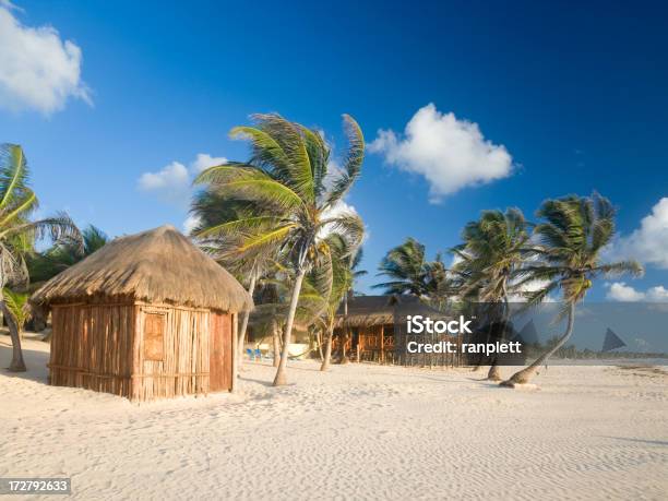 Playa Tropical Con Cabañas Foto de stock y más banco de imágenes de Cabaña - Cabaña, Playa, Clima tropical