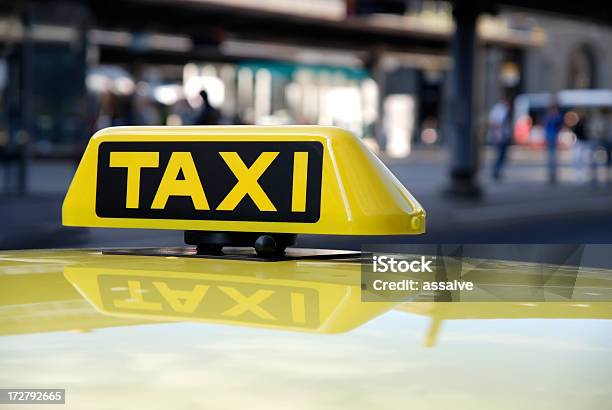 Señal De Taxi Foto de stock y más banco de imágenes de Amarillo - Color - Amarillo - Color, Coche, Estación - Edificio de transporte