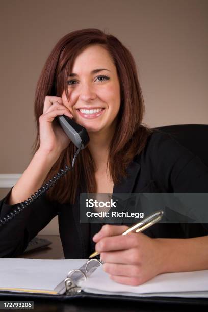 Photo libre de droit de Femme Employé De Bureau banque d'images et plus d'images libres de droit de Adulte - Adulte, Affaires, Beauté