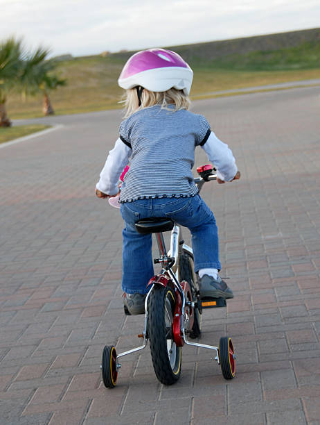 enfant vélo équitation - roue stabilisatrice photos et images de collection