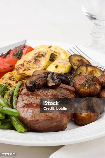 Gegrilltes Steak Und Gemüse Stockfoto und mehr Bilder von Aubergine - Aubergine, Balsamico, Basilikum