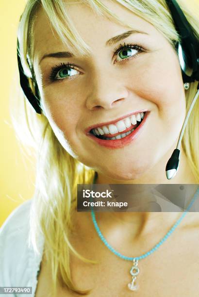 Kunden Servicefrau Mit Headset Stockfoto und mehr Bilder von Am Telefon - Am Telefon, Arbeiten, Attraktive Frau