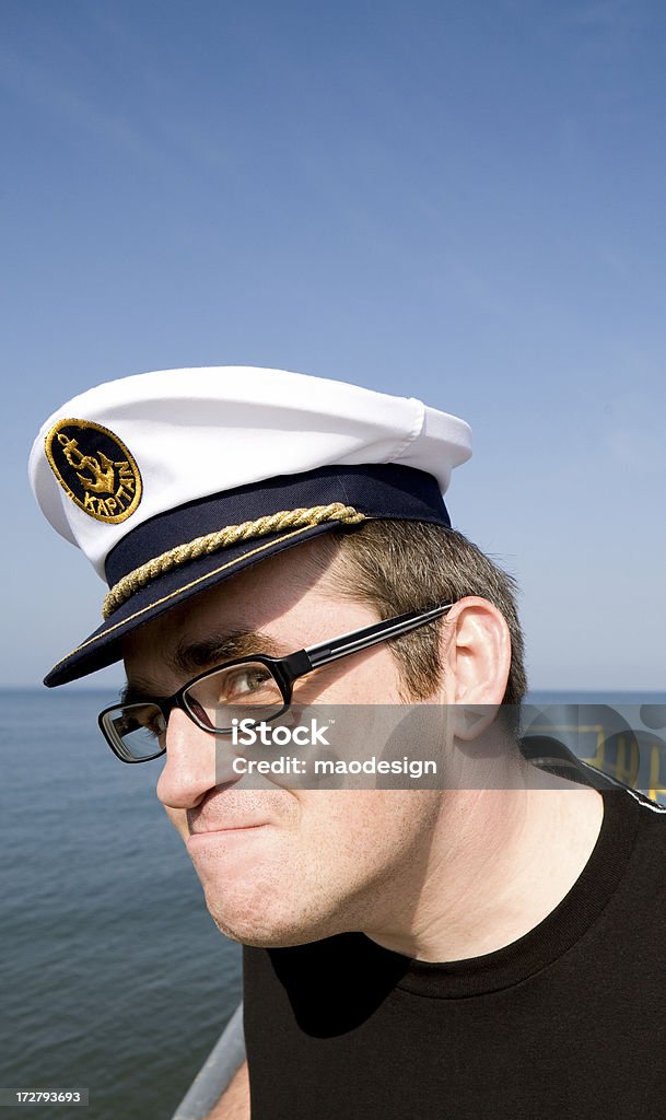 Hombre usando sombrero de marinero hacer muecas - Foto de stock de 30-39 años libre de derechos