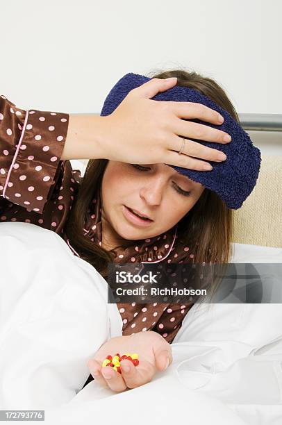 Wenig Krank Im Bett Stockfoto und mehr Bilder von Baumwolle - Baumwolle, Bett, Braunes Haar