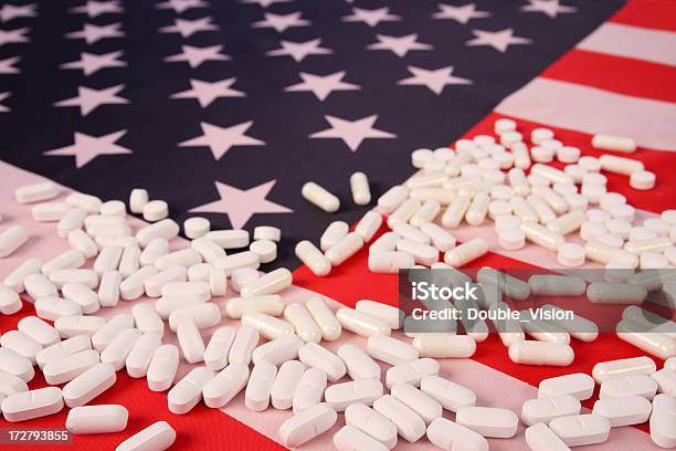 Foto de Medicinais América Pílulas Branco Sobre Fundo De Bandeira Americana Se e mais fotos de stock de Azul