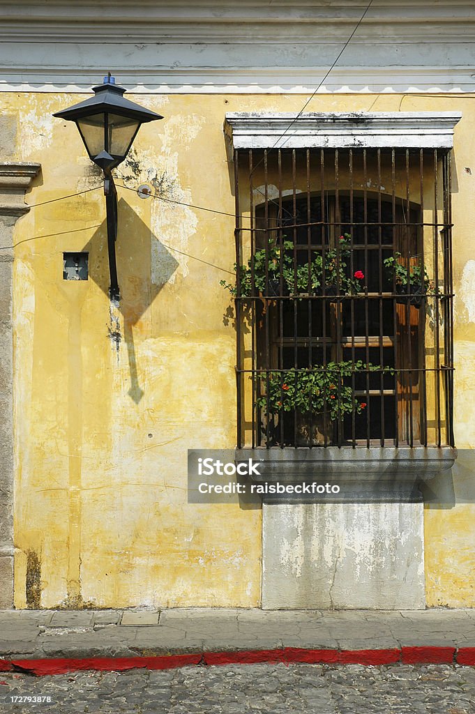 Old Street y la ventana de la lámpara en Antigua, Guatemala - Foto de stock de Acera libre de derechos