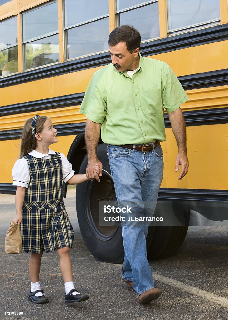 A piedi L'autobus con papà - Foto stock royalty-free di Bambino