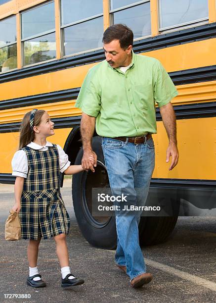 A Piedi Lautobus Con Papà - Fotografie stock e altre immagini di Bambino - Bambino, Genitori, Scuolabus