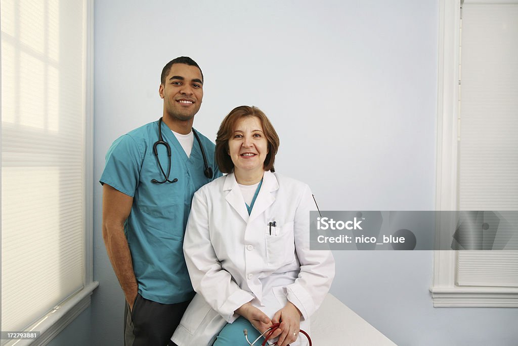 Szczęśliwy pracowników służby zdrowia - Zbiór zdjęć royalty-free (Lekarz)
