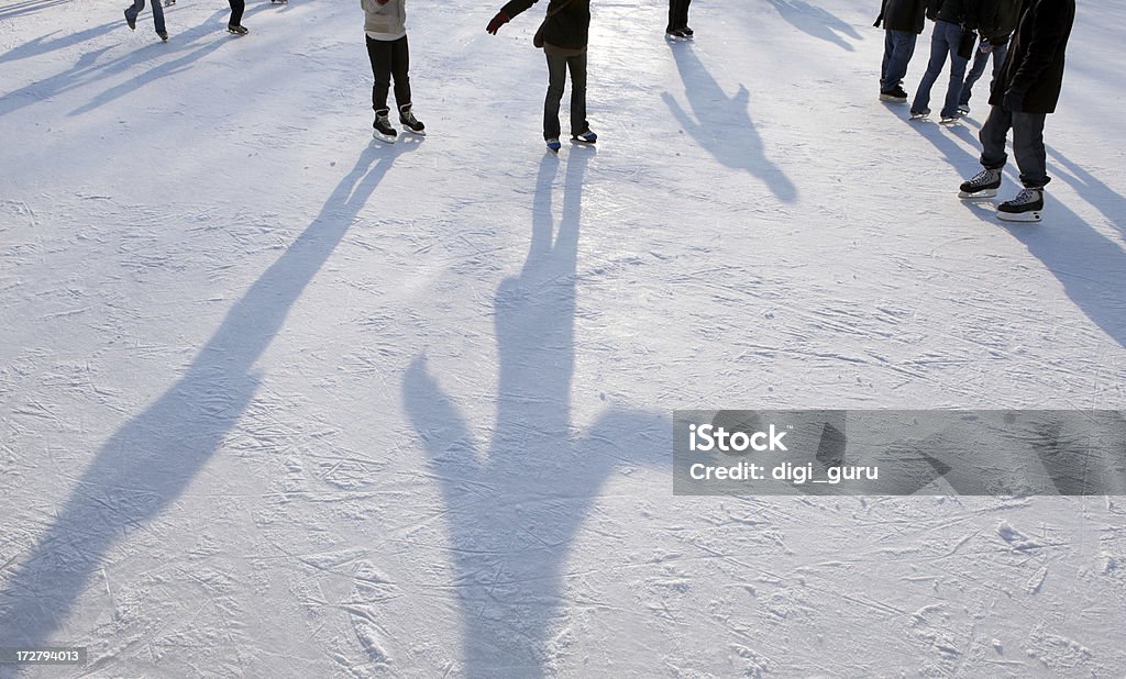 Public Les patineurs sur glace - Photo de Activité de loisirs libre de droits