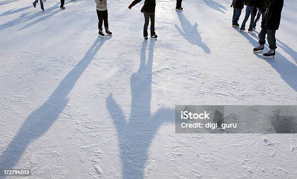 Photo libre de droit de Public Les Patineurs Sur Glace banque d'images et plus d'images libres de droit de Activité de loisirs - Activité de loisirs, Adolescent, Canada