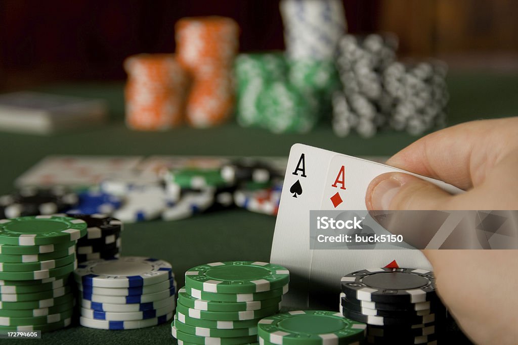 Par de aces en juego de póker Texas Hold'em - Foto de stock de Competición libre de derechos