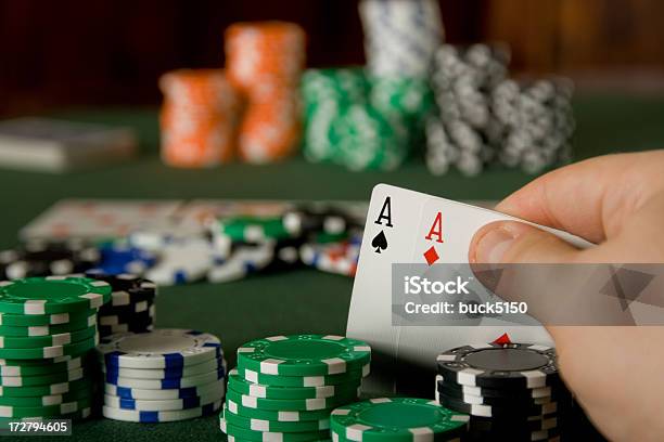 Coppia Di Assi In Texas Holdem Poker Gioco - Fotografie stock e altre immagini di Competizione - Competizione, Poker, Asso