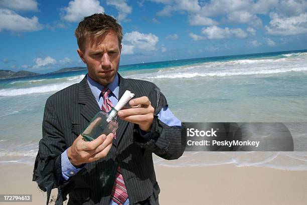 Foto de Castaway Coloca Mensagem Em Garrafa e mais fotos de stock de Mensagem em Garrafa - Mensagem em Garrafa, Homem de negócios, Homens