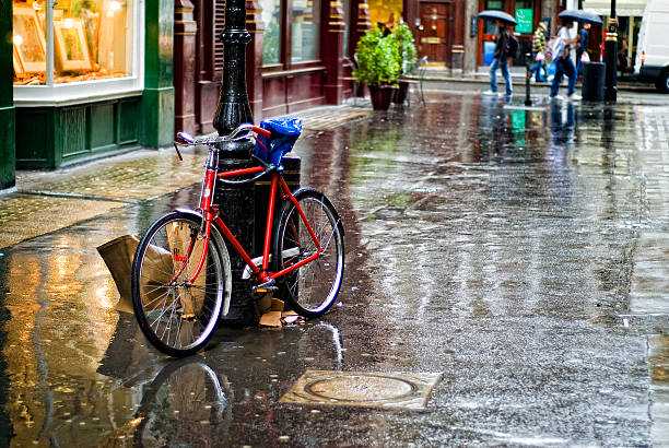 비 오는 날 런던 - urban scene red diminishing perspective bicycle 뉴스 사진 이미지