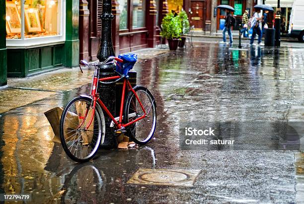 Foto de Dia Chuvoso Em Londres e mais fotos de stock de Alagado - Molhado - Alagado - Molhado, Bicicleta, Chuva