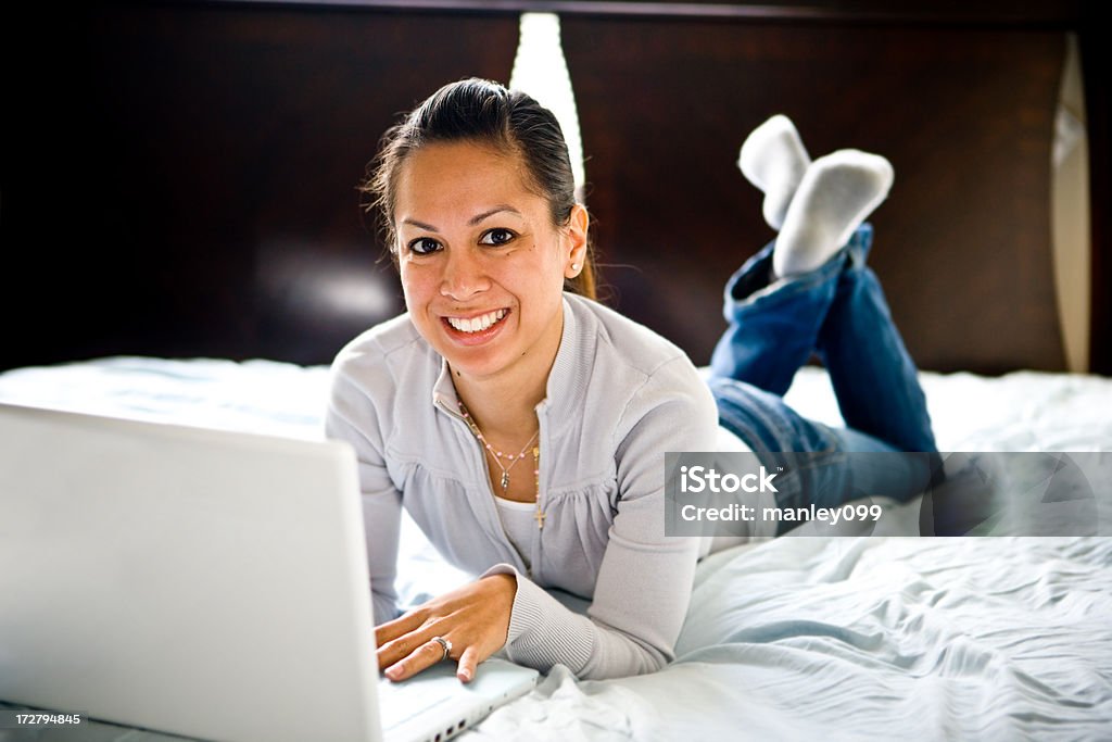 Menina feliz na cama com computador portátil - Royalty-free Adolescente Foto de stock