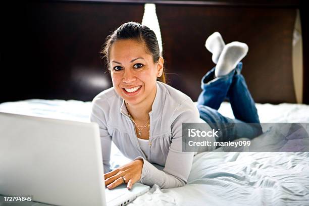 Menina Feliz Na Cama Com Computador Portátil - Fotografias de stock e mais imagens de Adolescente - Adolescente, Adolescência, Adulto