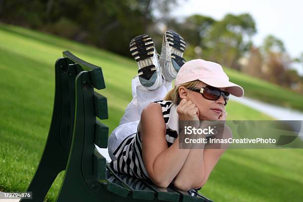 Mujer En La Mesa 2 Foto de stock y más banco de imágenes de Acostado - Acostado, Actividad, Actividades recreativas