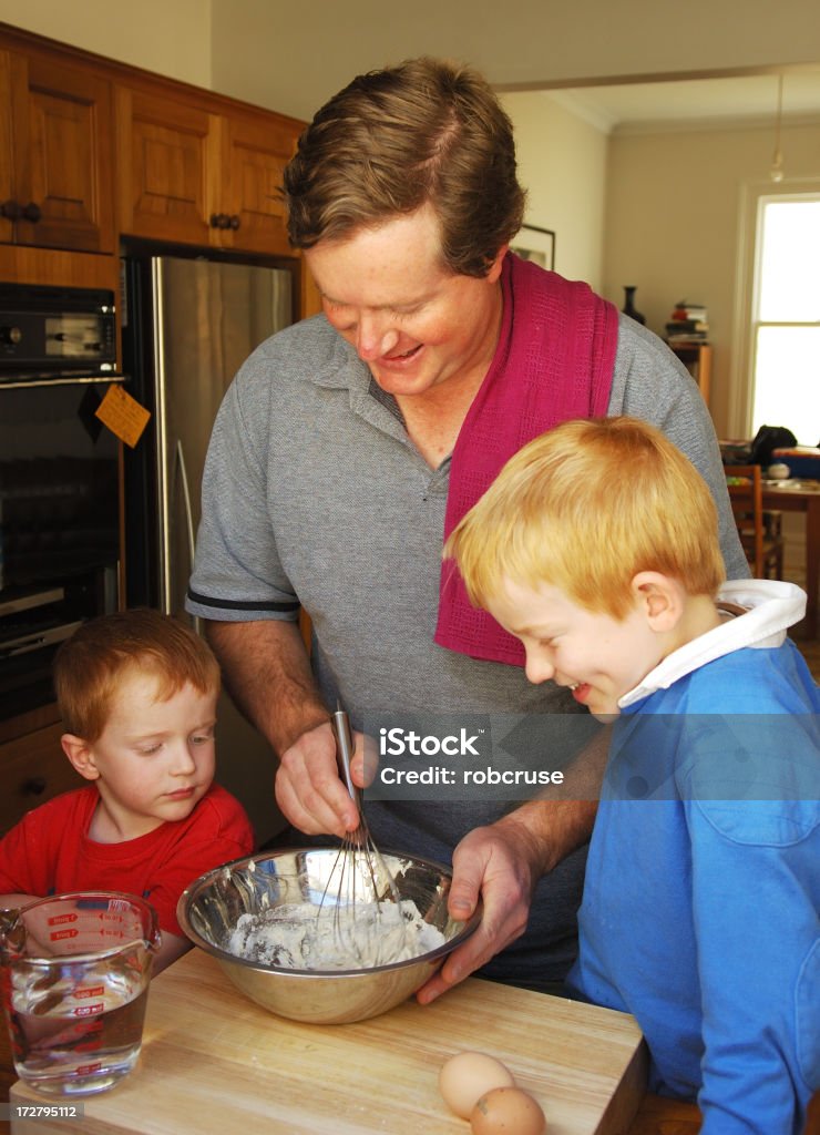 El uso de un Dad y los niños de la cocina a la vista - Foto de stock de 2-3 años libre de derechos