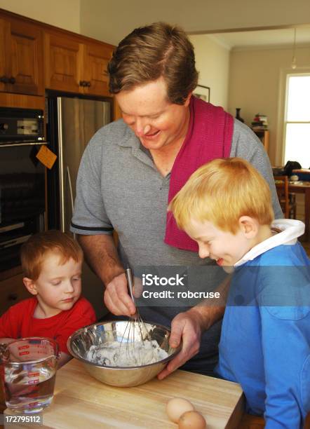 El Uso De Un Dad Y Los Niños De La Cocina A La Vista Foto de stock y más banco de imágenes de 2-3 años