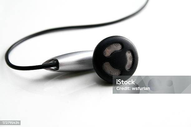 Música De Foto de stock y más banco de imágenes de Auriculares - Equipo de música - Auriculares - Equipo de música, Cable, Color plateado