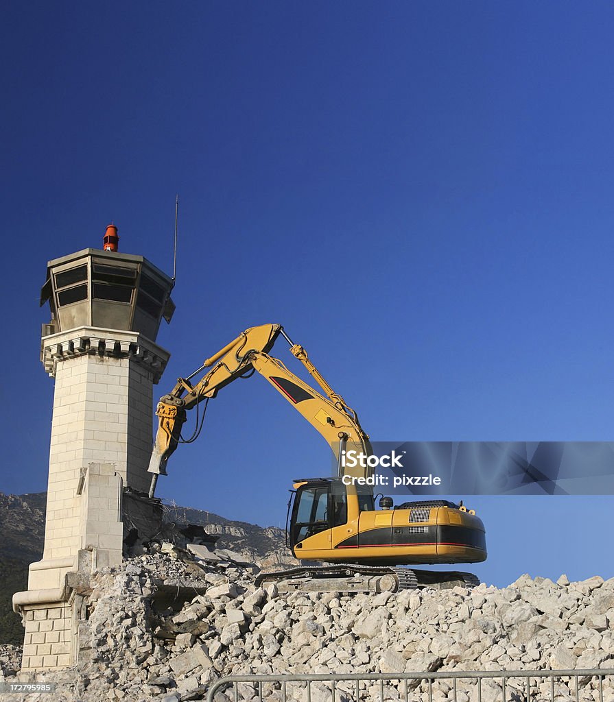 Martillo de demolición de la torre con bulldozer - Foto de stock de Cavadora mecánica libre de derechos